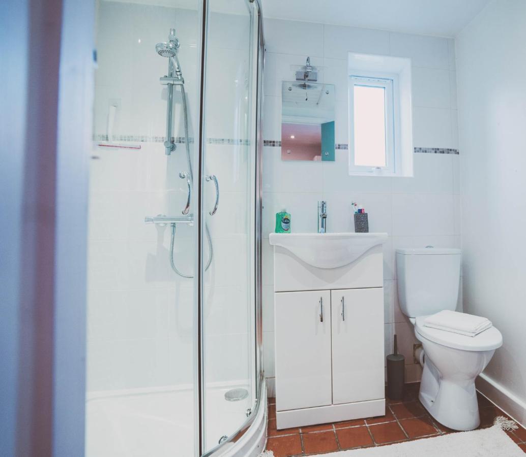 Cosy 5Bed 2Bath Well Equipped House In Coventry City Near Amenties Makes Great Digs, Wi-Fi, On Street Parking, Smart Tvs In Rooms, Coop Shop 2Mins Walk Εξωτερικό φωτογραφία