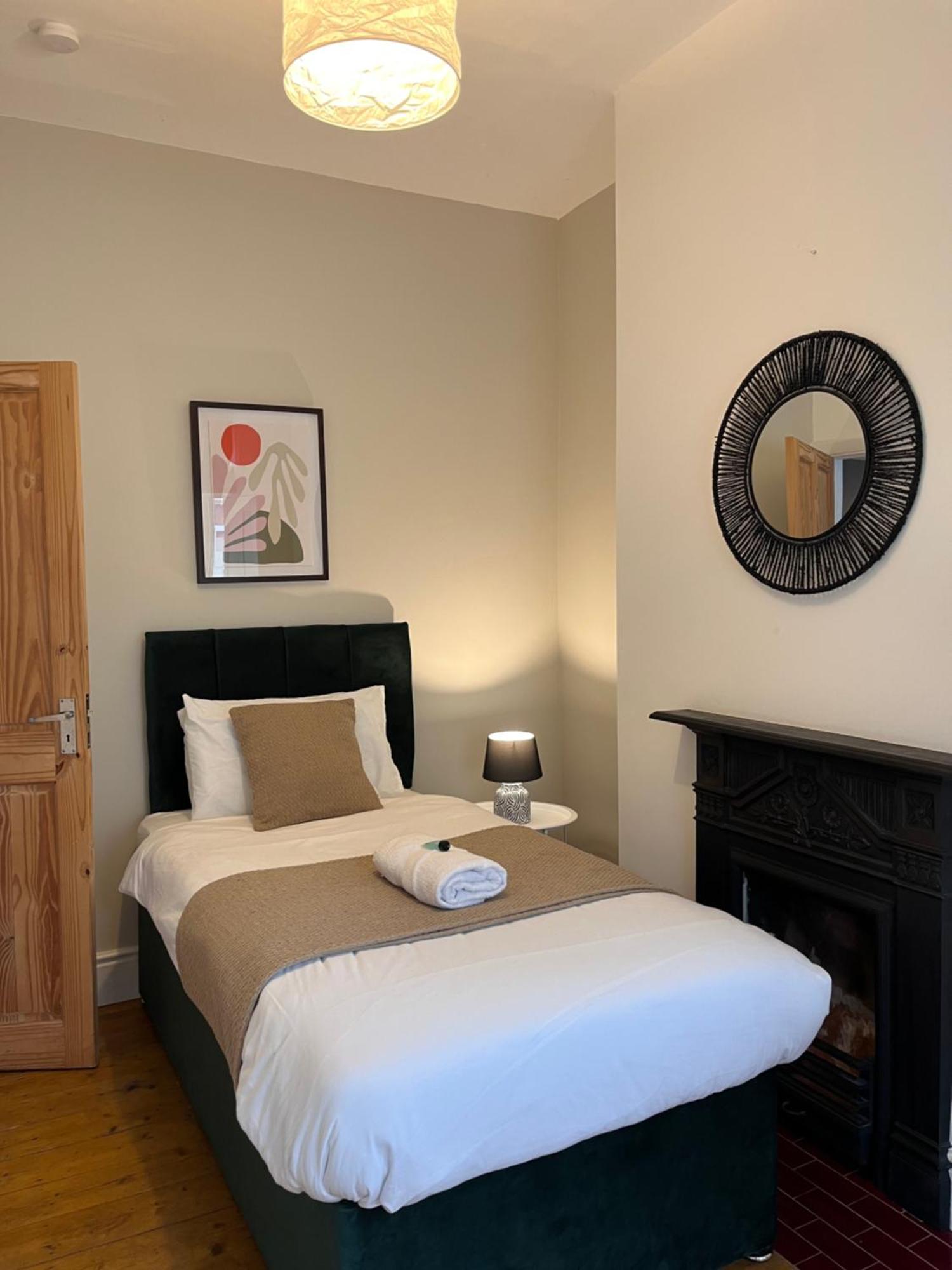 Cosy 5Bed 2Bath Well Equipped House In Coventry City Near Amenties Makes Great Digs, Wi-Fi, On Street Parking, Smart Tvs In Rooms, Coop Shop 2Mins Walk Εξωτερικό φωτογραφία